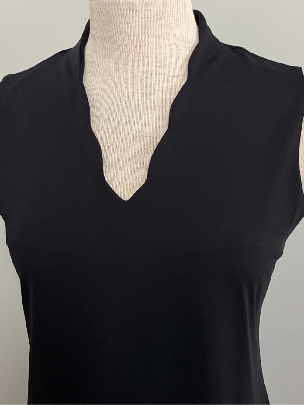 Lulu-B Scallop V-Neck Sleeveless Jersey Shift Dress - Picture 3 of 7